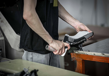 Proceso de fabricación de zapatos.